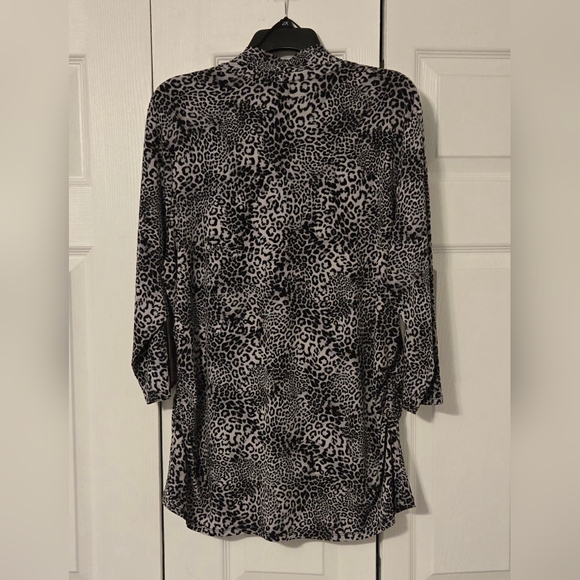 Vince Camuto Gray Leopard Print Top, Size 2X (NWT) - Picture 3 of 8